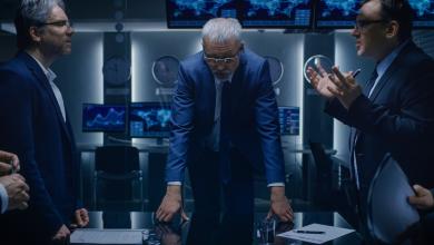 政治家，政府官员，公司业务领导人团队在会议室的谈判桌子上站在谈判桌上进行了激烈的辩论