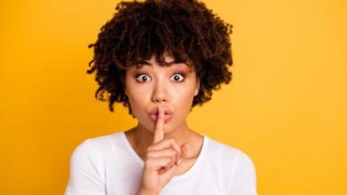 女人示意保持安静