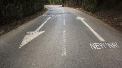 带有铭文旧方式的道路，带定向箭头的新方法。变革，改进和自我发展的概念