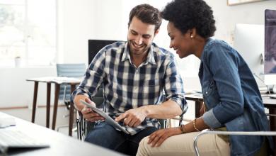 两名年轻设计师在办公室合作的镜头