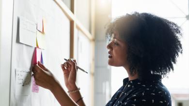 一名年轻的女设计师在她的办公室工作