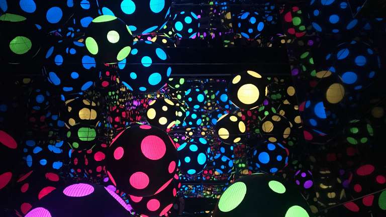 无限镜像室 - 我的心在伦敦yayoi kusama维多利亚·米罗跳舞进入宇宙。