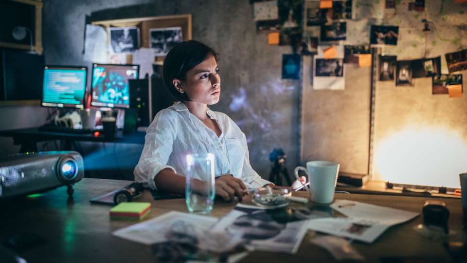 女性FBI代理/女警在办公室工作。刑事调查概念